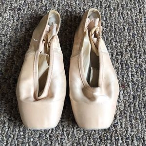 Used Gaynor Minden Pointe Shoes